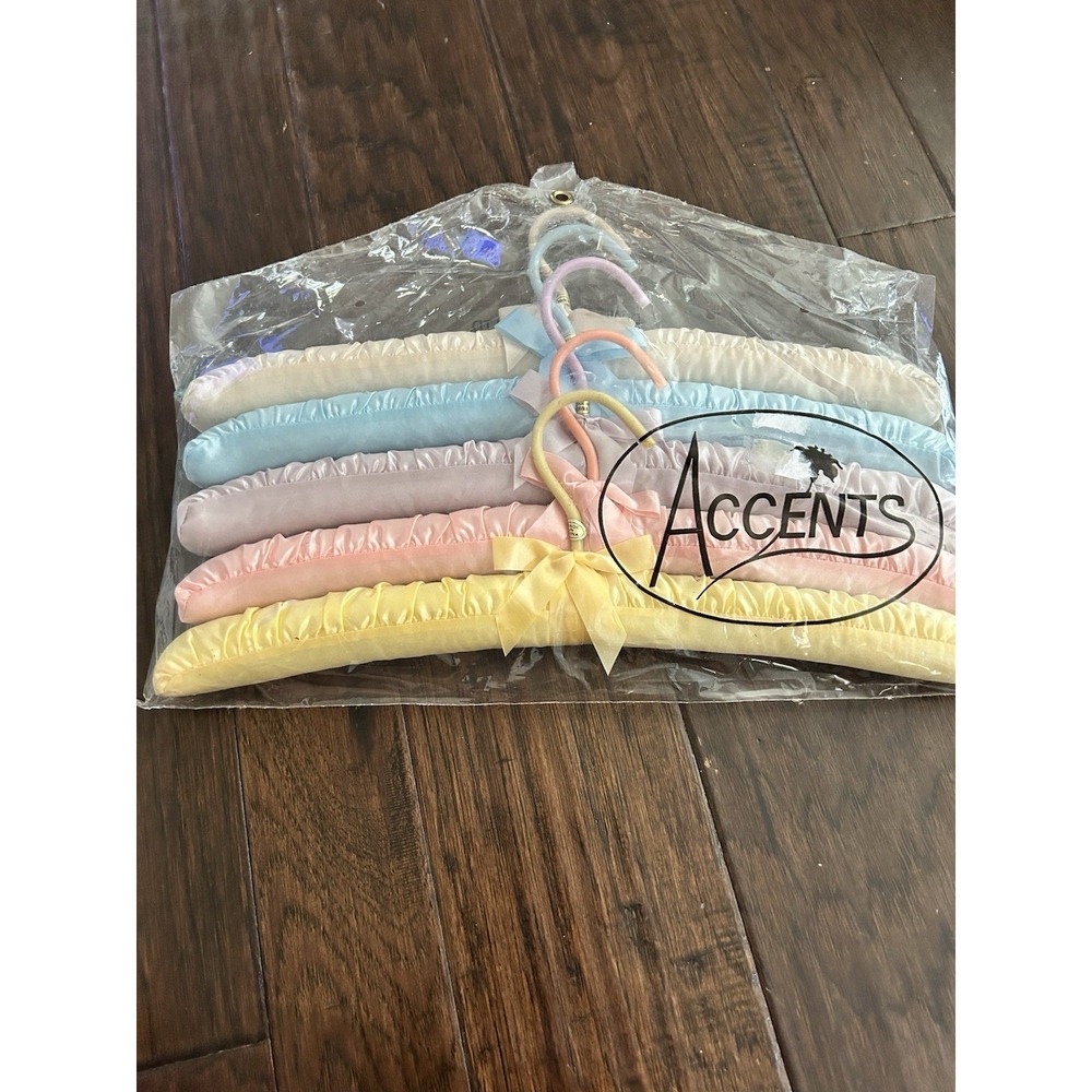 VINTAGE 5 ACCENTS SATIN HANGERS NEW IN PLASTIC PACKAGE PASTEL COLORS
